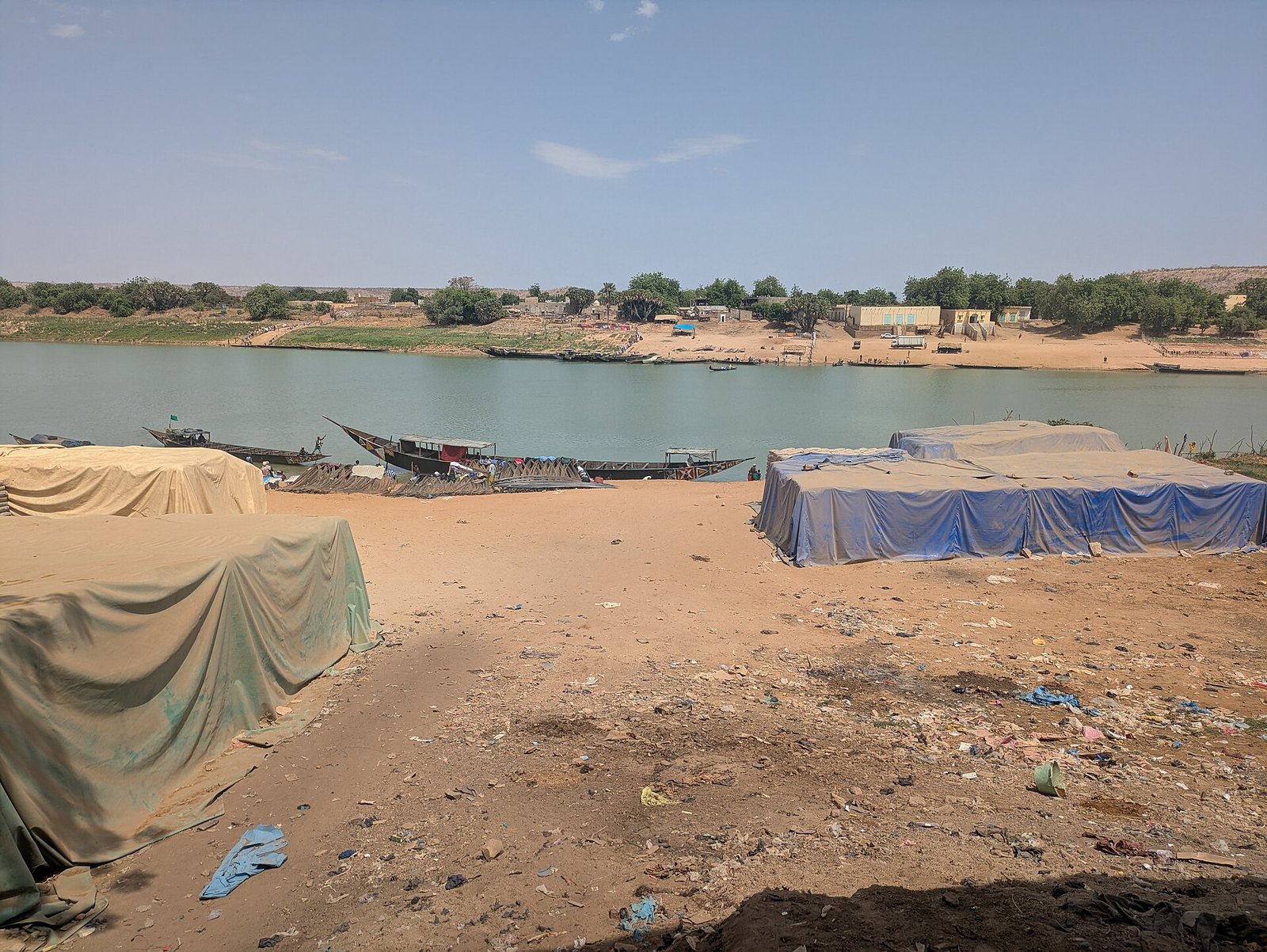 Le fleuve Sénégal à Bakel, ses berges et ses pirogues
