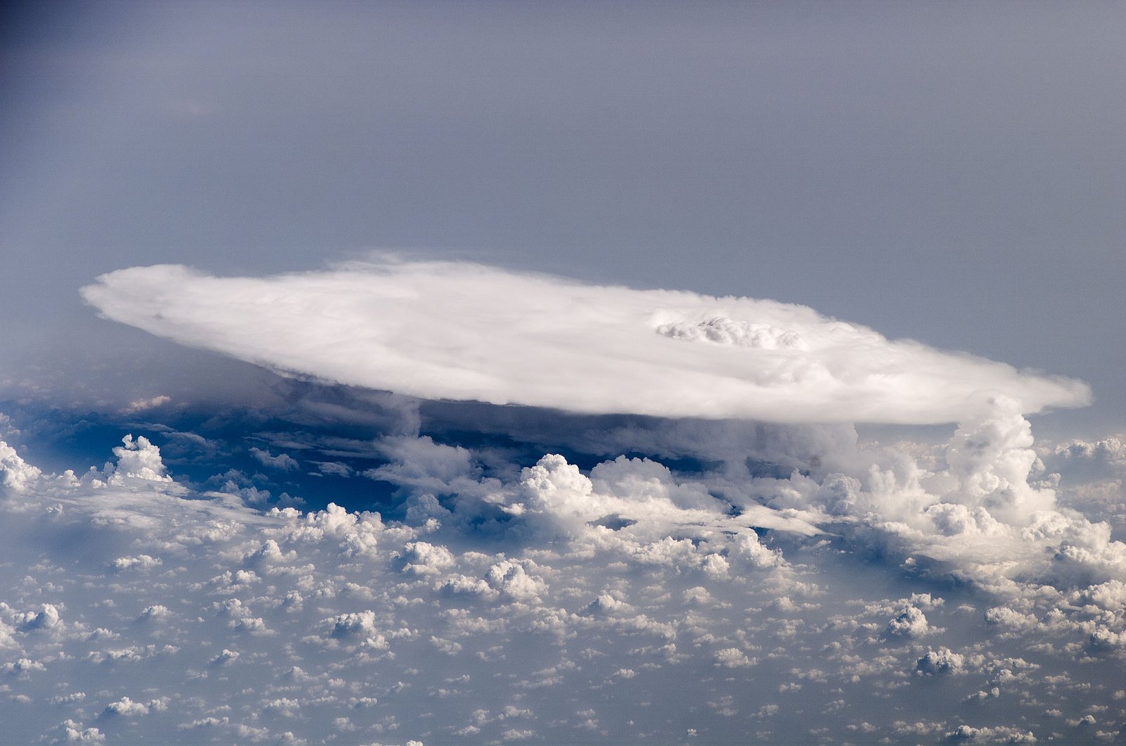 Un cumulonimbus d'orage vu du dessus, au-dessus de l'Afrique de l'Ouest