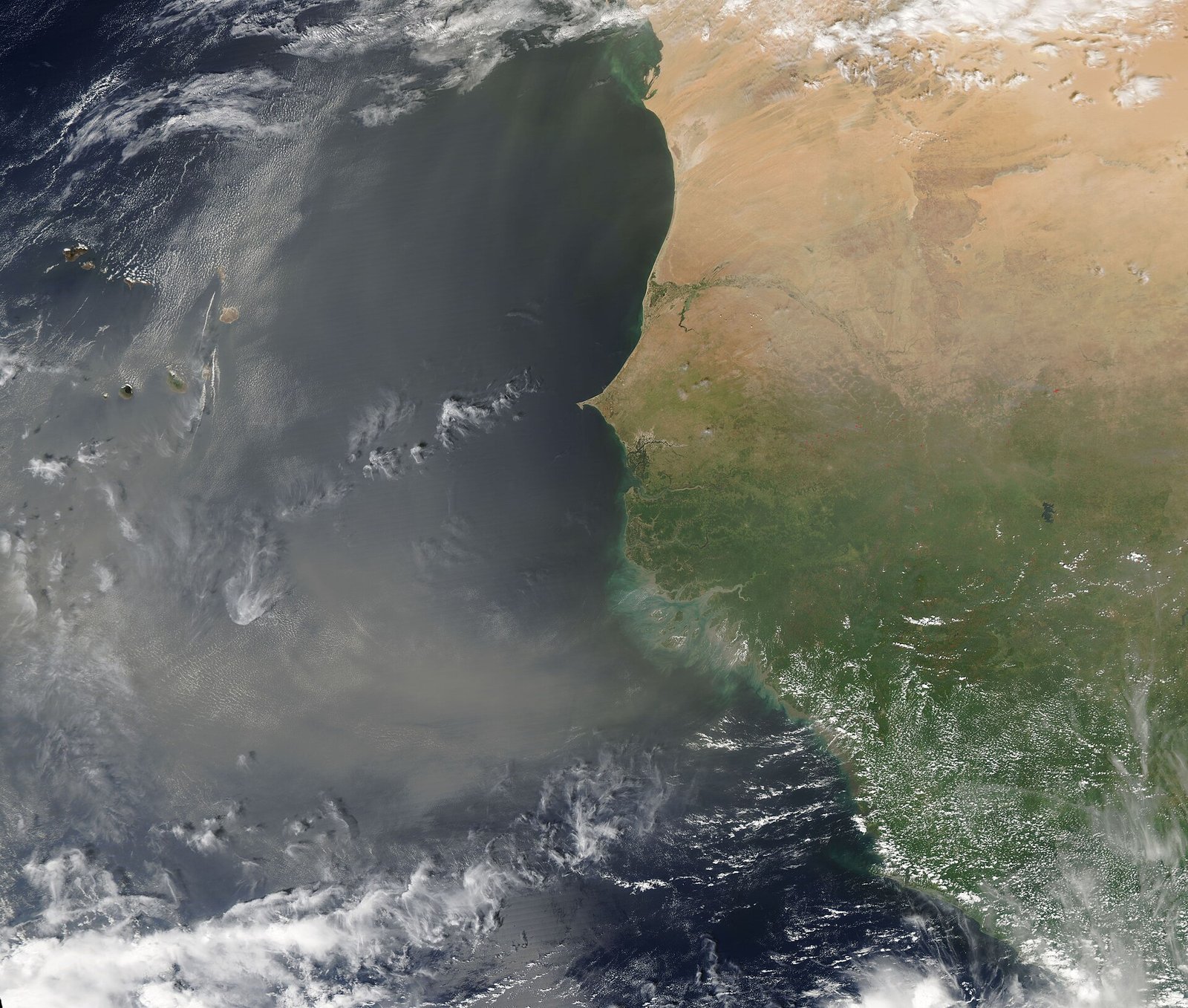 Un panache de poussière saharienne au-dessus de l'Atlantique, au large du Sénégal